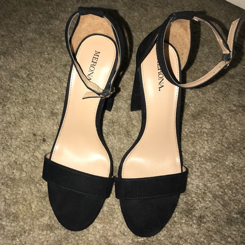 Black pumps